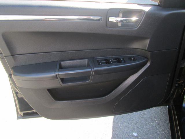 Chrysler 300 2009 photo 30