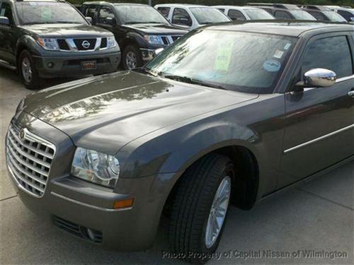 Chrysler 300 2010 photo 2