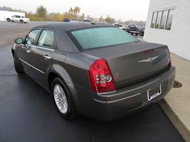 Chrysler 300 2010 photo 2