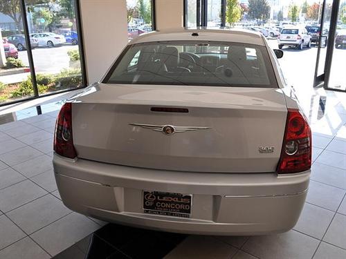 Chrysler 300 2010 photo 2