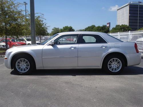 Chrysler 300 2010 photo 2