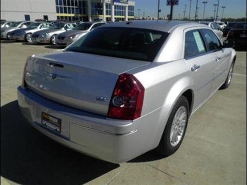 Chrysler 300 2010 photo 2