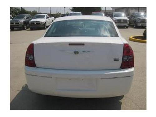 Chrysler 300 2010 photo 2