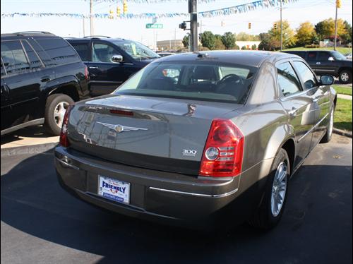 Chrysler 300 2010 photo 2