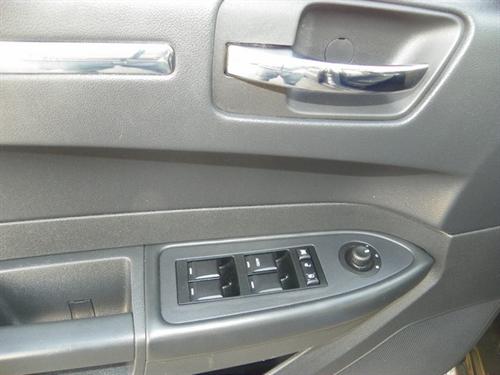 Chrysler 300 2010 photo 2