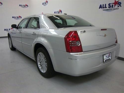 Chrysler 300 2010 photo 2