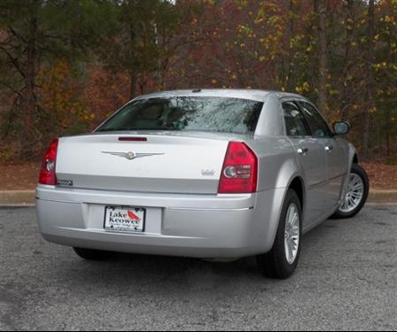 Chrysler 300 2010 photo 2