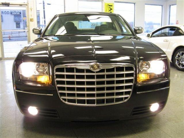Chrysler 300 Ext Cab 125.9 WB Sedan