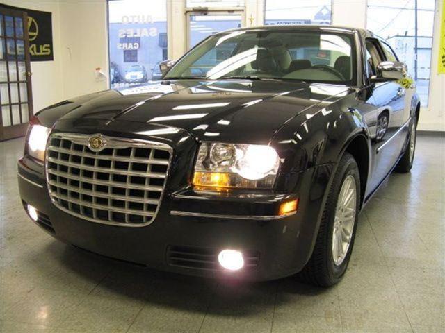 Chrysler 300 2010 photo 2