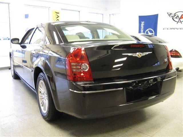 Chrysler 300 2010 photo 3