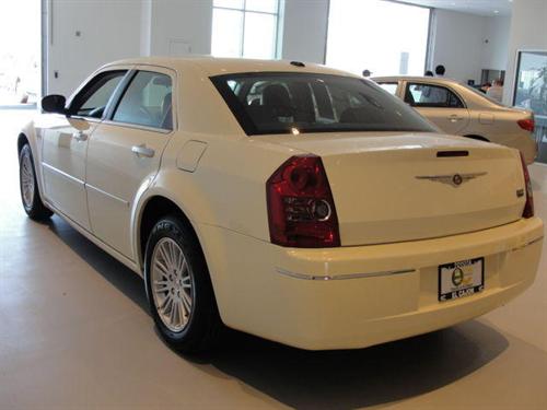 Chrysler 300 2010 photo 2
