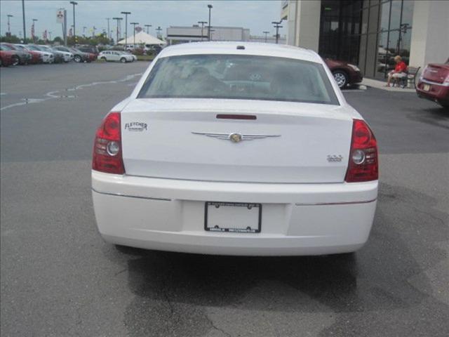 Chrysler 300 2010 photo 2