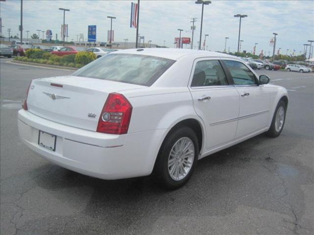 Chrysler 300 2010 photo 3
