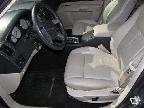 Chrysler 300 2010 photo 2