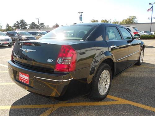 Chrysler 300 2010 photo 2