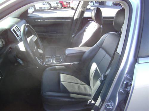 Chrysler 300 2010 photo 2