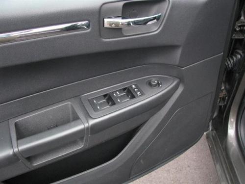 Chrysler 300 2010 photo 2