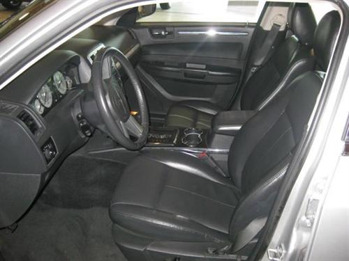 Chrysler 300 2010 photo 2