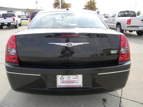 Chrysler 300 2010 photo 2