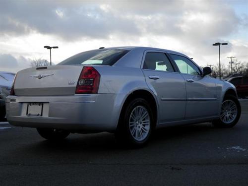 Chrysler 300 2010 photo 2