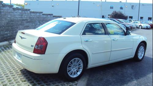 Chrysler 300 2010 photo 2