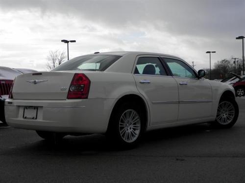 Chrysler 300 2010 photo 2