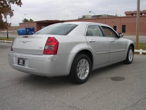 Chrysler 300 2010 photo 2