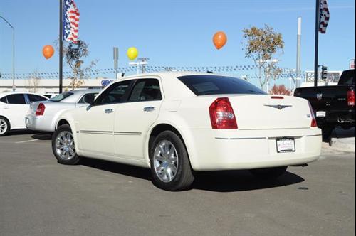 Chrysler 300 2010 photo 2