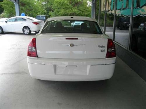 Chrysler 300 2010 photo 2