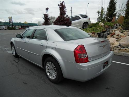 Chrysler 300 2010 photo 2