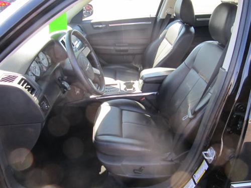 Chrysler 300 2010 photo 2