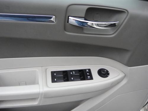 Chrysler 300 2010 photo 3