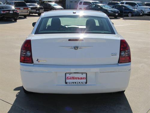 Chrysler 300 2010 photo 2