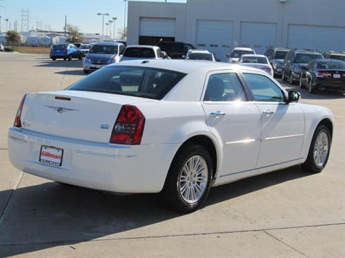 Chrysler 300 2010 photo 3