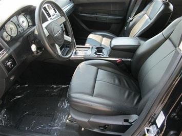 Chrysler 300 2010 photo 2