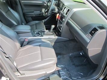 Chrysler 300 2010 photo 3