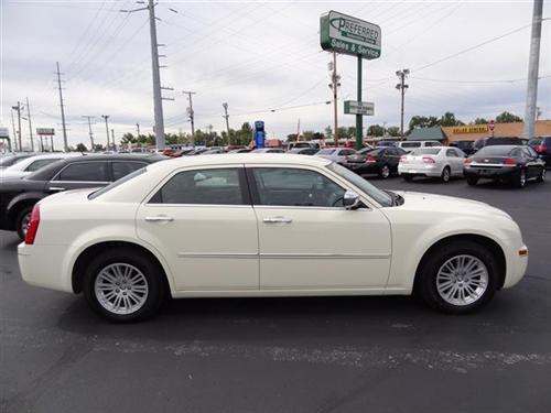 Chrysler 300 2010 photo 2