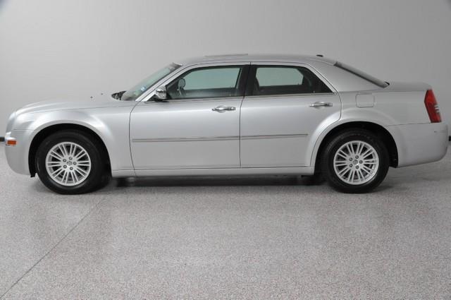 Chrysler 300 2010 photo 1