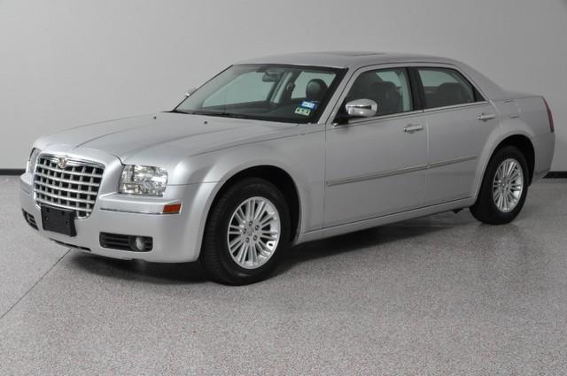 Chrysler 300 2010 photo 2