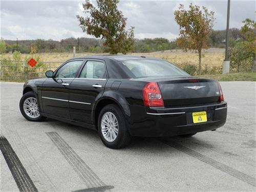 Chrysler 300 2010 photo 2