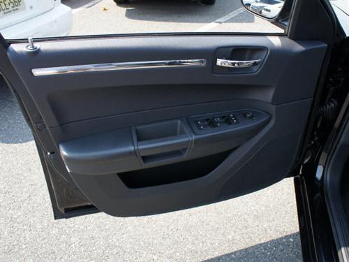 Chrysler 300 2010 photo 2