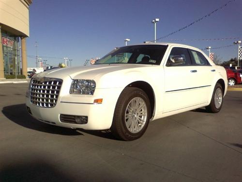 Chrysler 300 2010 photo 2