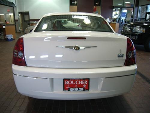 Chrysler 300 2010 photo 2