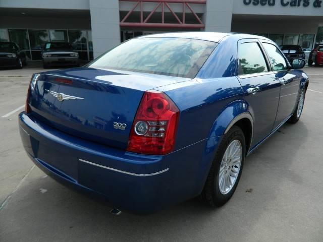 Chrysler 300 2010 photo 2