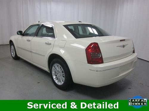 Chrysler 300 2010 photo 2