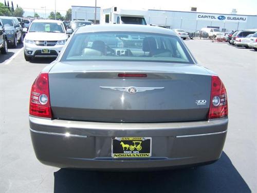 Chrysler 300 2010 photo 4