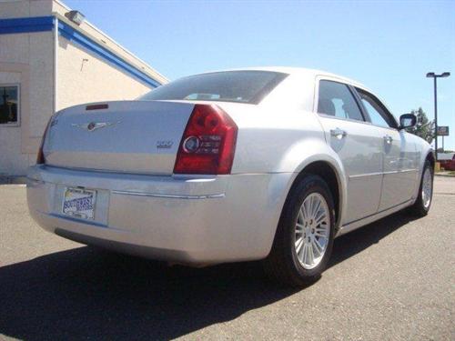 Chrysler 300 2010 photo 2
