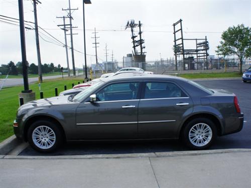 Chrysler 300 2010 photo 2