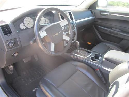 Chrysler 300 2010 photo 2