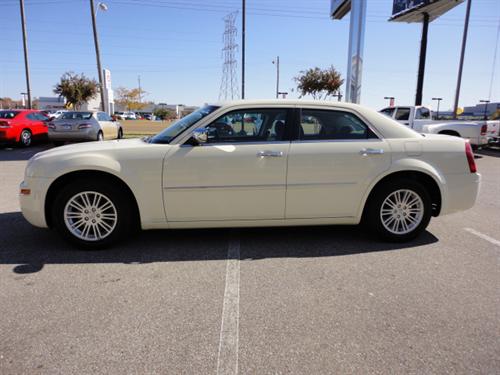 Chrysler 300 2010 photo 2